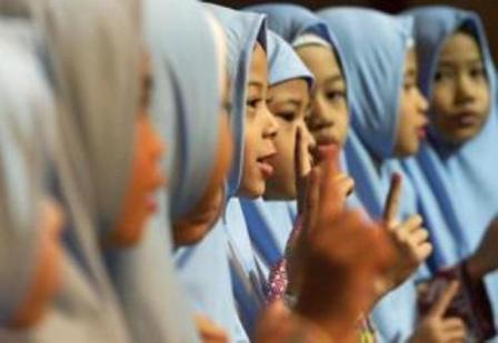 فتيات ماليزيات في دروس دينية